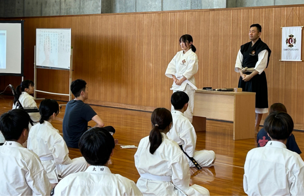 入部式にて人間的に成長することを誓う新入生たち